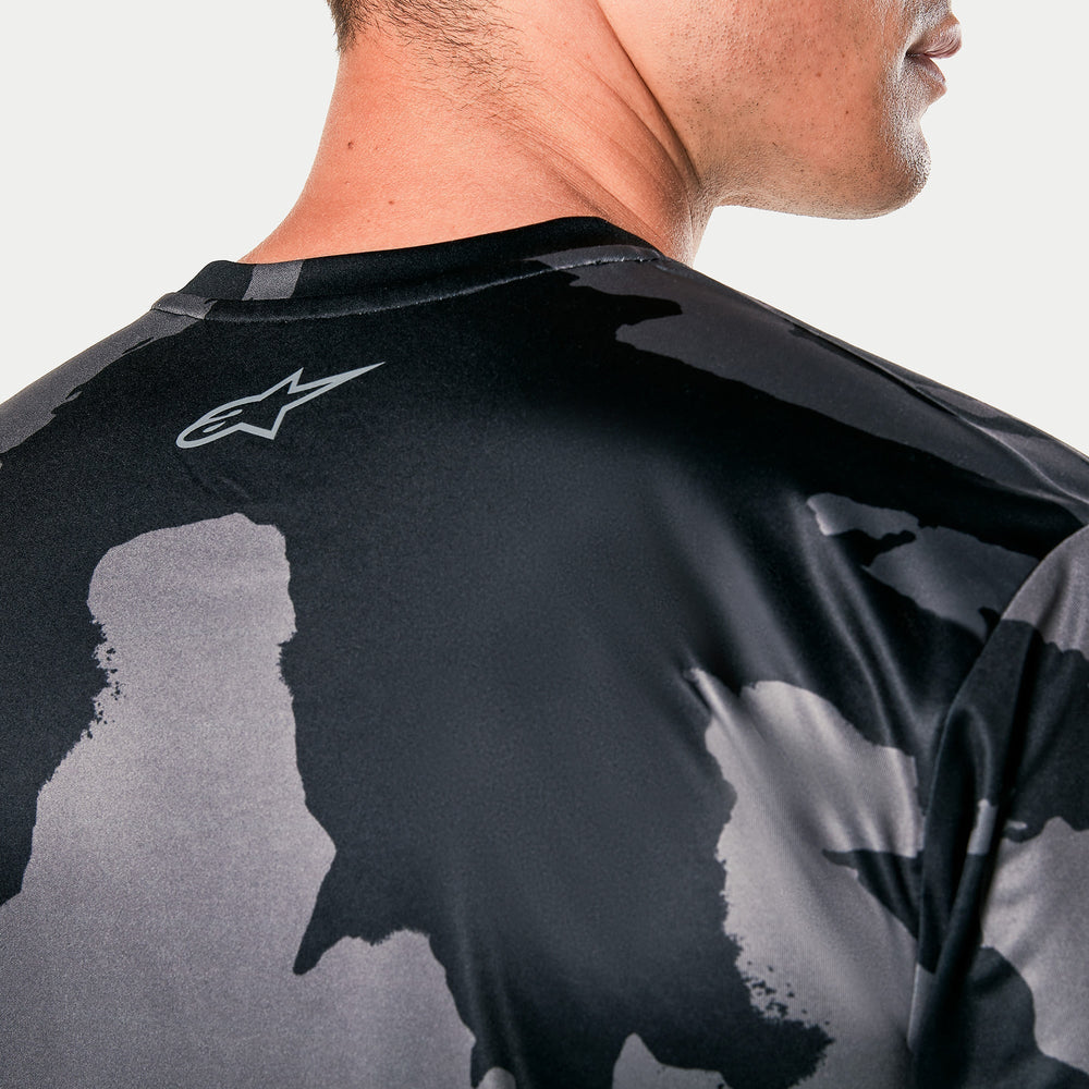 Alpinestars Camo Performance Long Sleeve Tee, men's sportswear in black and gray camouflage, close-up of back logo.